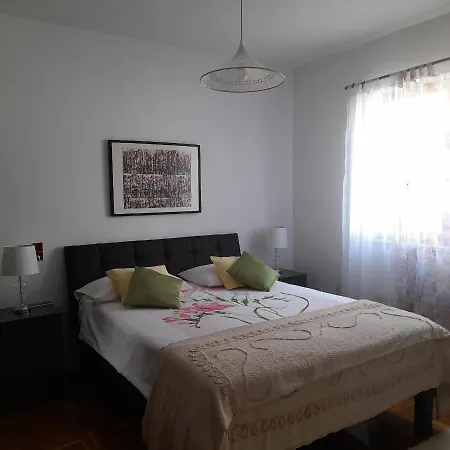House Dina Gæstehus 3*